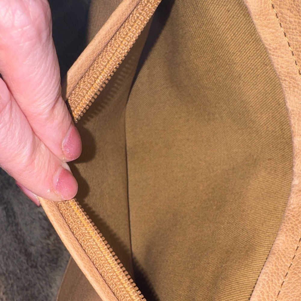 Kenneth Cole Soft Tan Leather Crossbody Saddle Bag - Picture 3 of 9